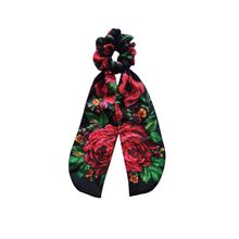 Load image into Gallery viewer, Quialana scrunchie with tail