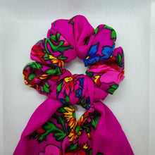 Load image into Gallery viewer, Quialana scrunchie with tail
