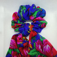 Load image into Gallery viewer, Quialana scrunchie with tail
